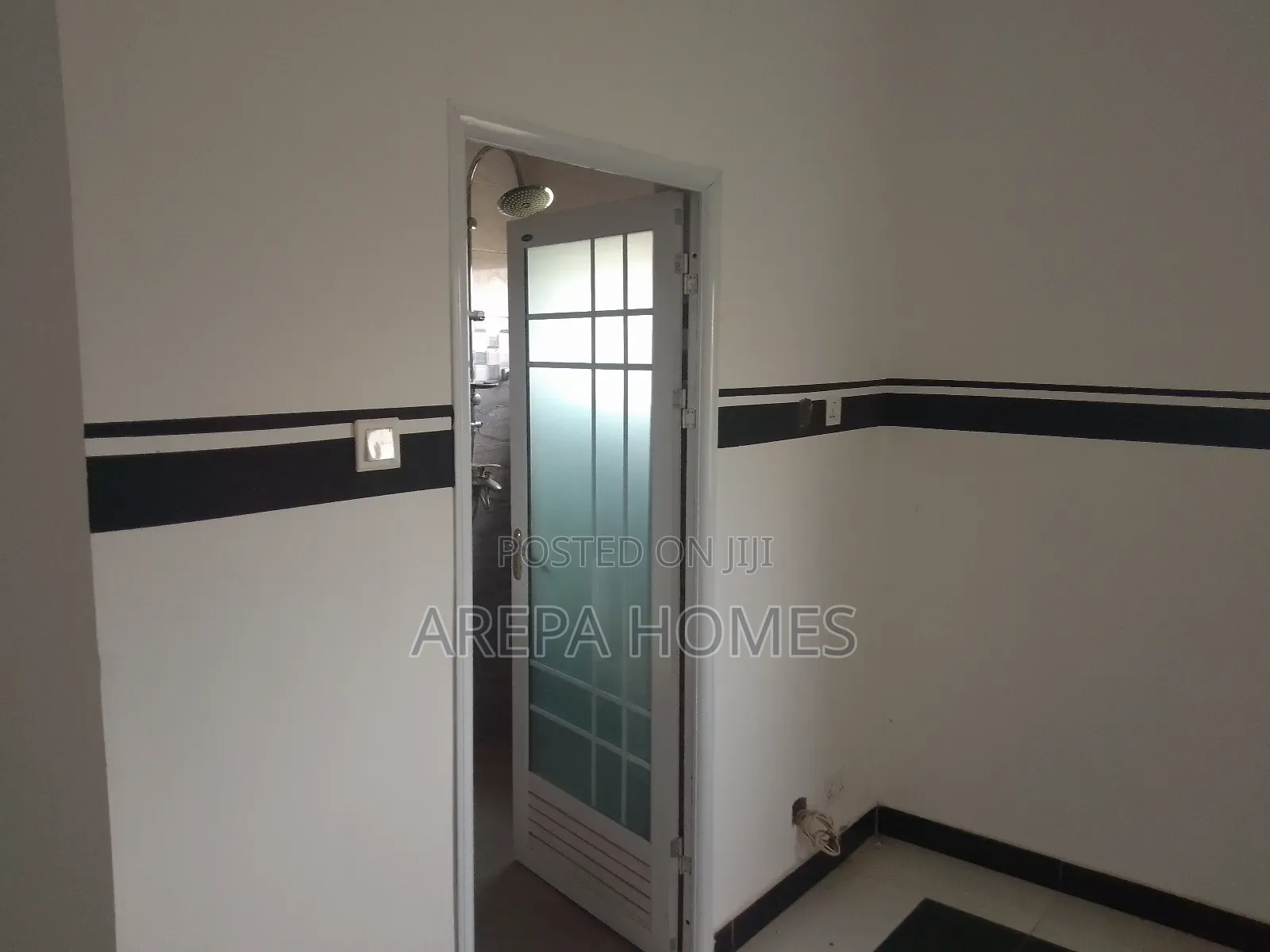 4bdrm Mansion in Arepa Homes, School Junction for sale