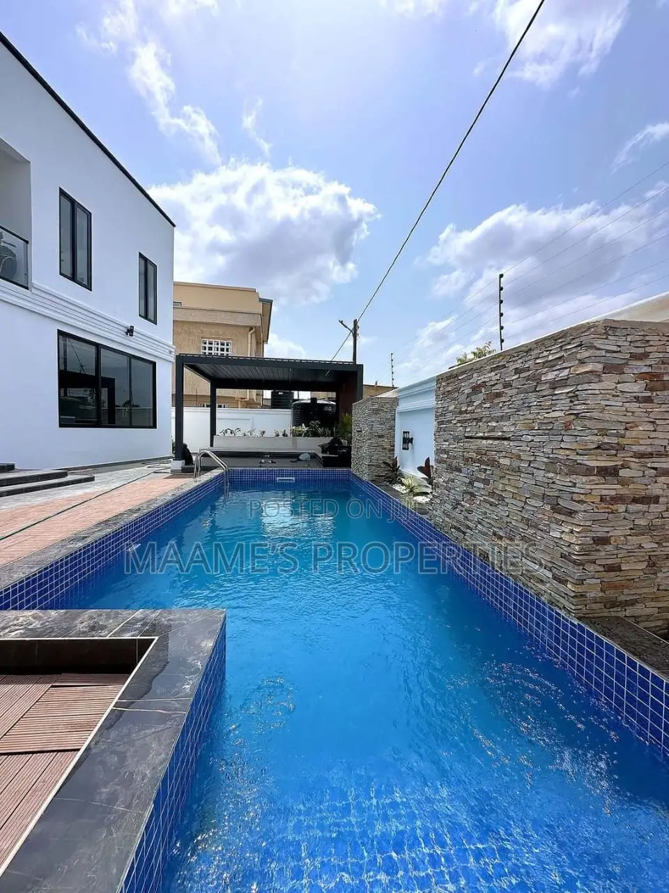 6bdrm Duplex in East Legon for sale
