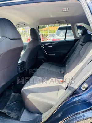 Toyota RAV4 XLE 2021 Blue
