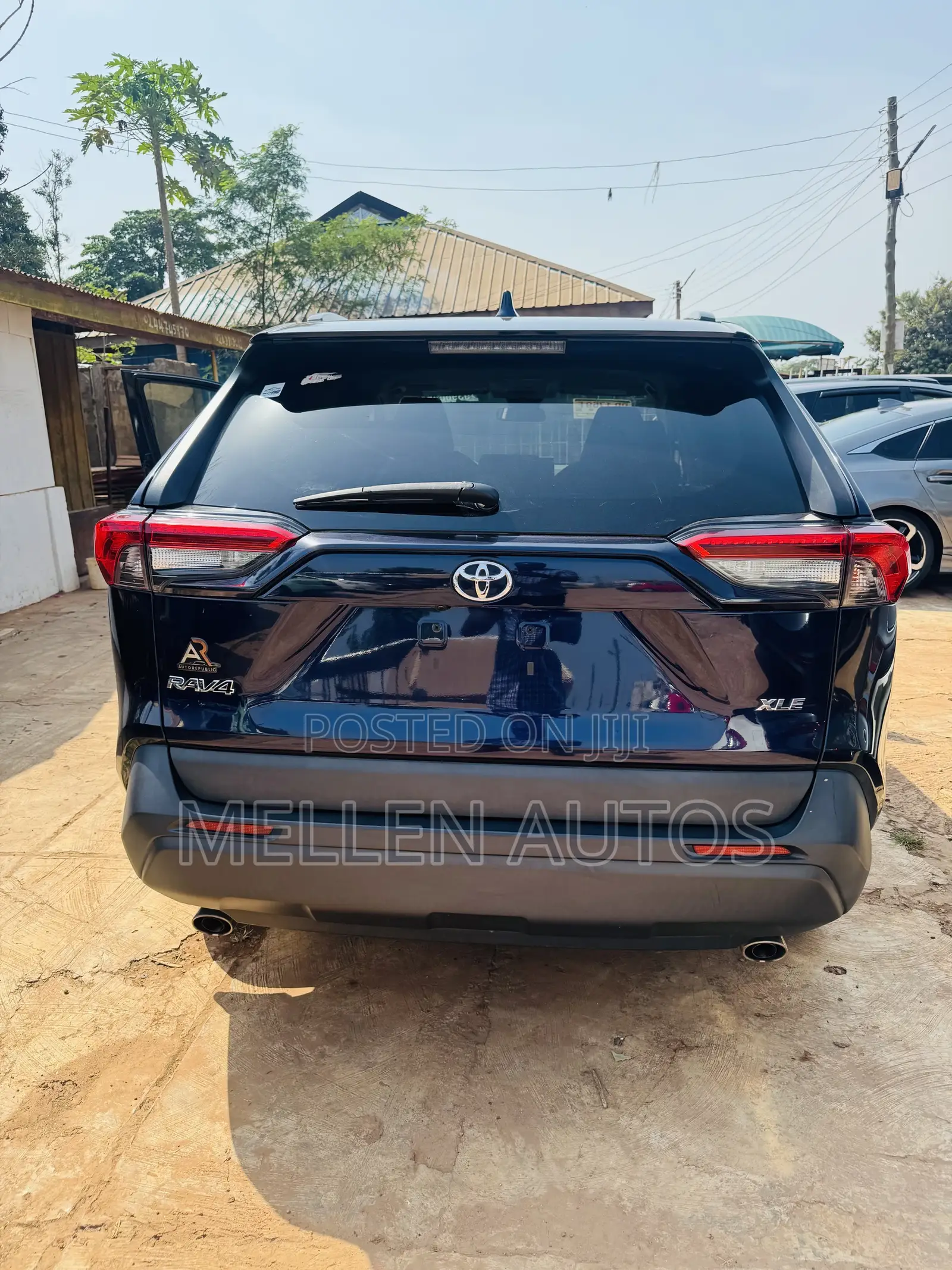 Toyota RAV4 XLE 2021 Blue