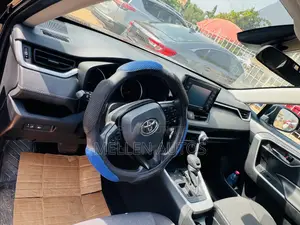 Toyota RAV4 XLE 2021 Blue