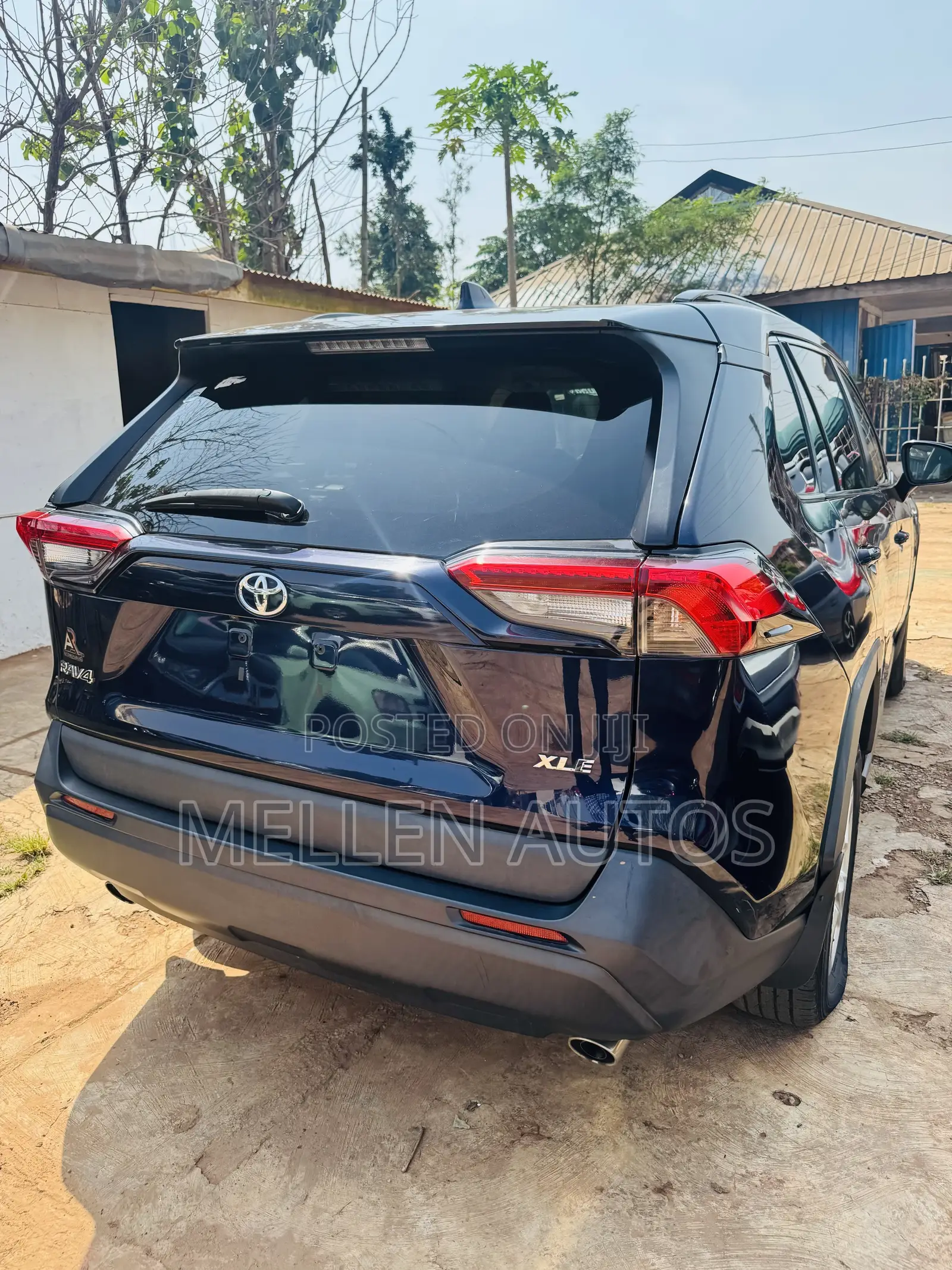Toyota RAV4 XLE 2021 Blue