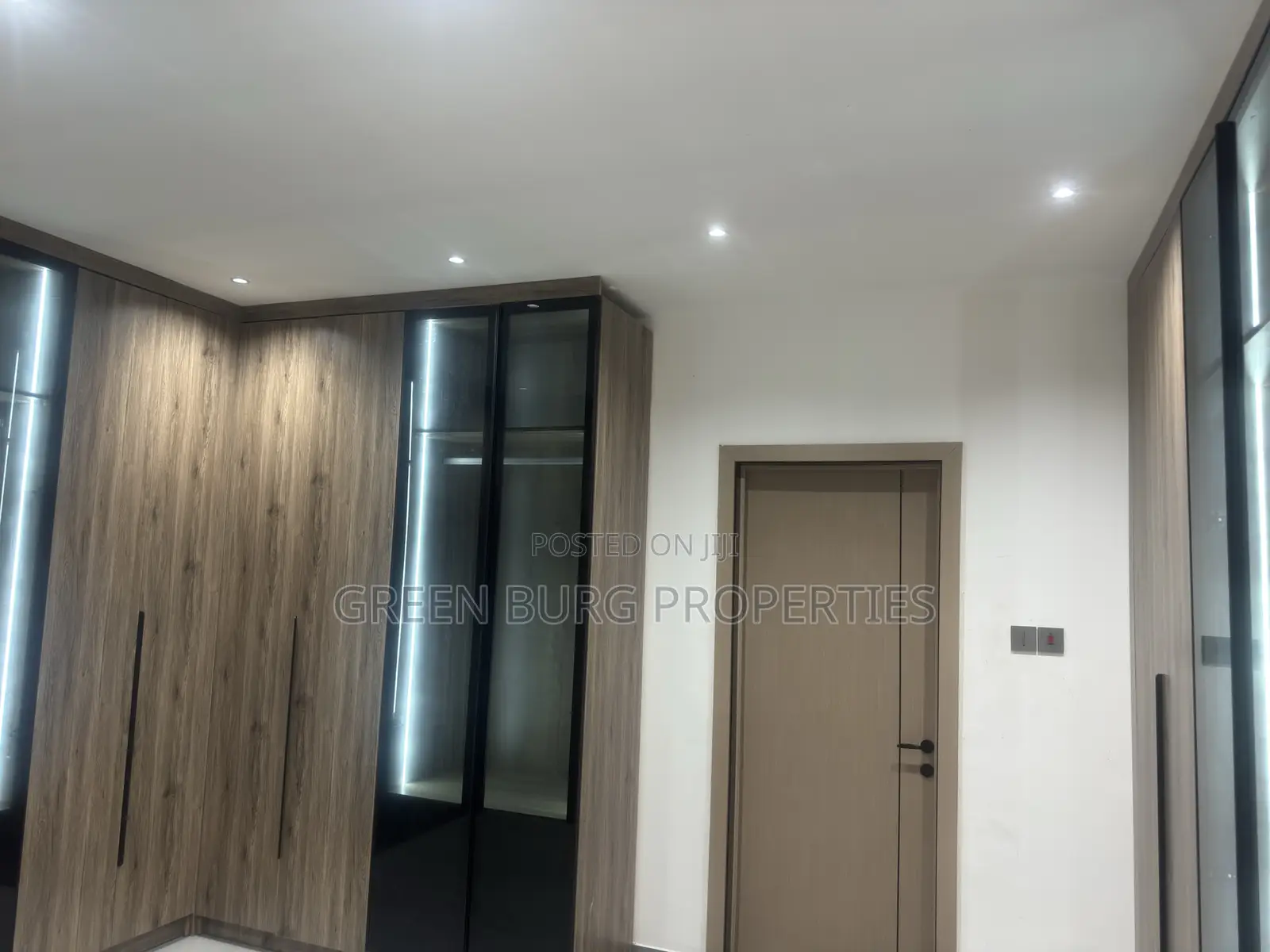 5bdrm House in Green, Ashaley Botwe for sale