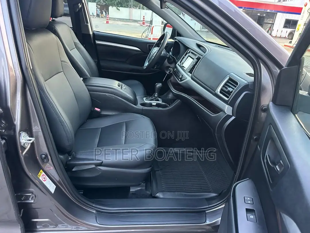 Toyota Highlander LE 2019 Gray
