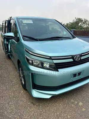 Toyota Voxy SV Premium 2014