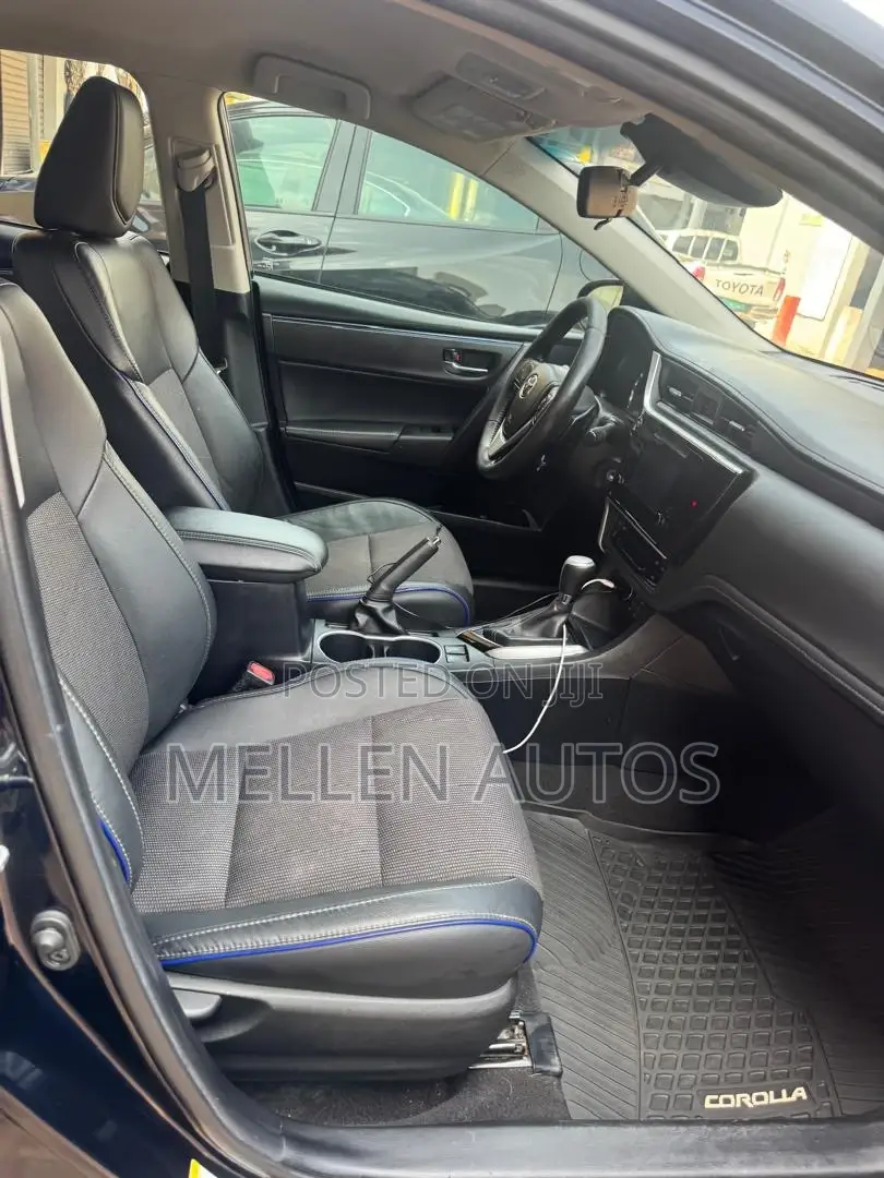 Toyota Corolla SE (1.8L 4cyl 6M) 2018 Black