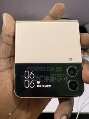 Samsung Galaxy Z Flip4 256 GB Gold