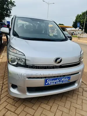 Toyota Voxy 2013 Silver