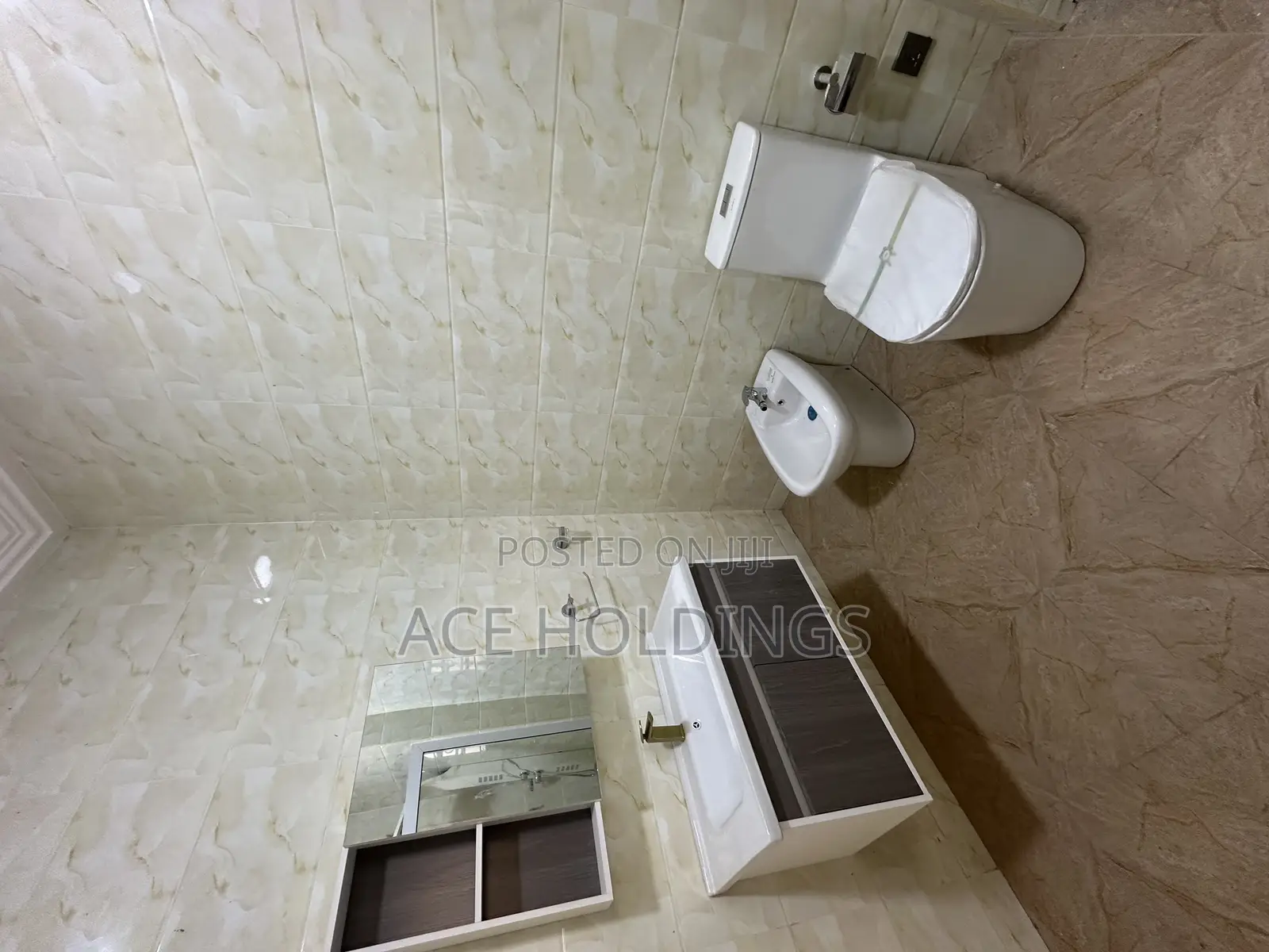 5bdrm Mansion in Nmai Dzorn for rent