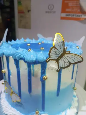 Blue Butterfly Dream – Premium Ombré Drip Cake