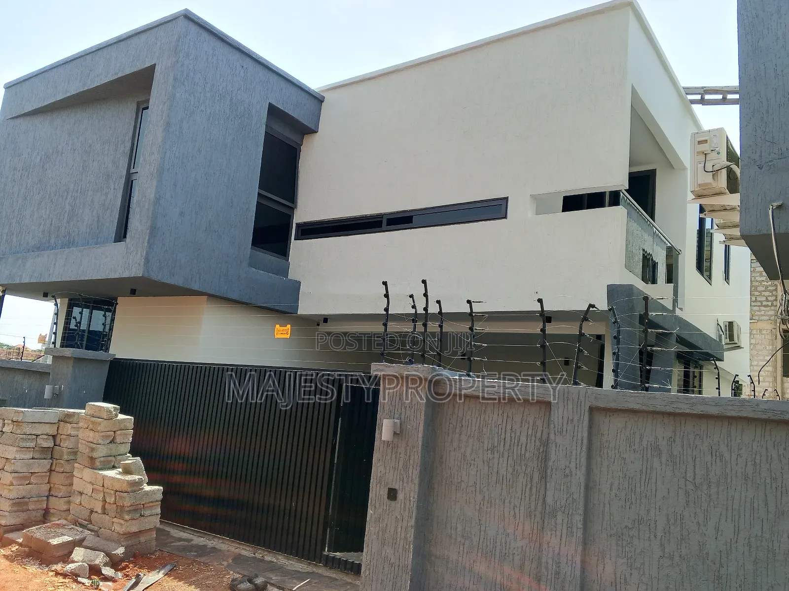 4bdrm Duplex in Hfc Estate, Baatsona Total for sale