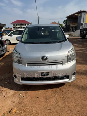 Toyota Voxy 2012 Silver