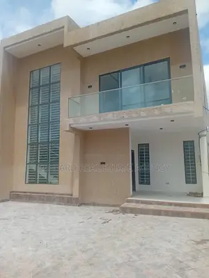 5bdrm Duplex in Ashomang Estate for sale