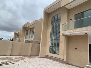 5bdrm Duplex in Ashomang Estate for sale