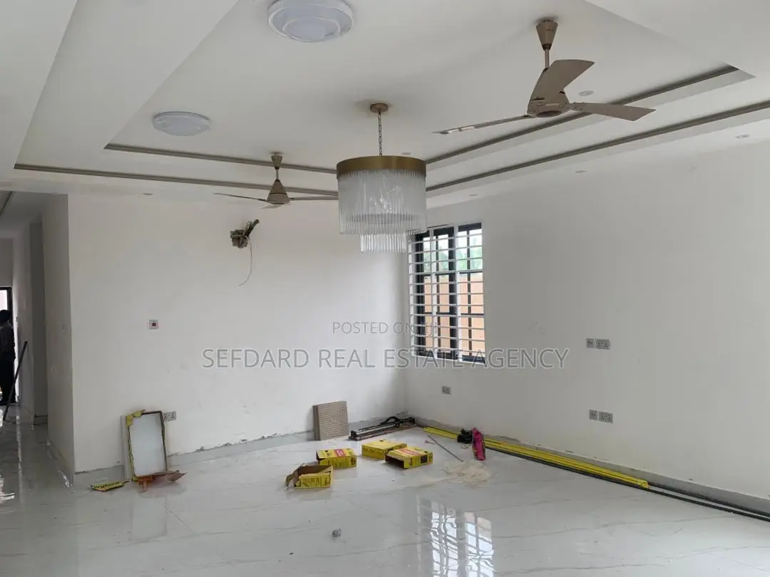 5bdrm Duplex in Ashomang Estate for sale