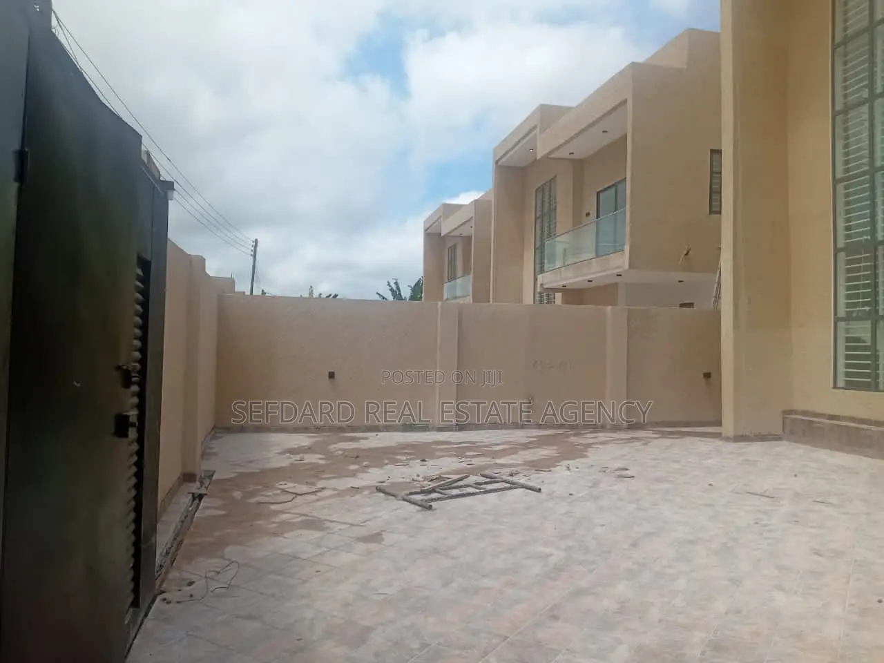 5bdrm Duplex in Ashomang Estate for sale