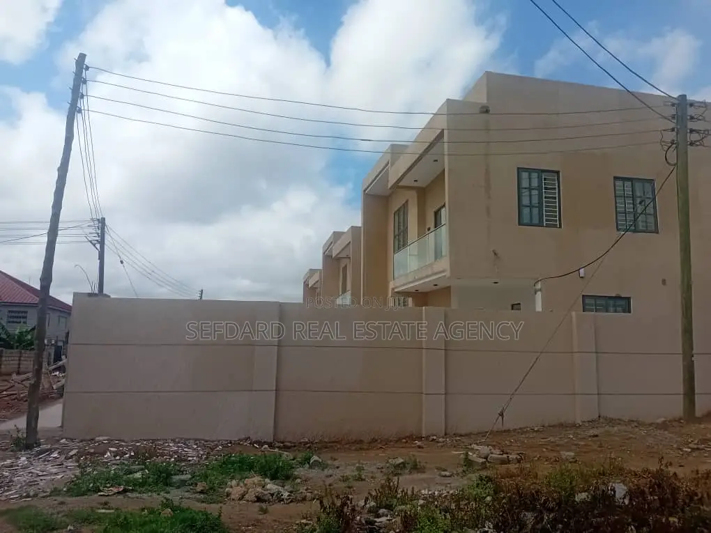 5bdrm Duplex in Ashomang Estate for sale