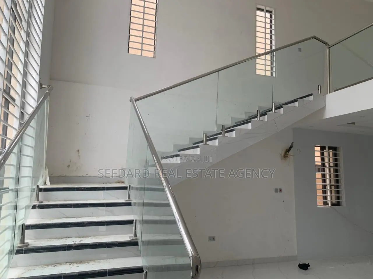 5bdrm Duplex in Ashomang Estate for sale