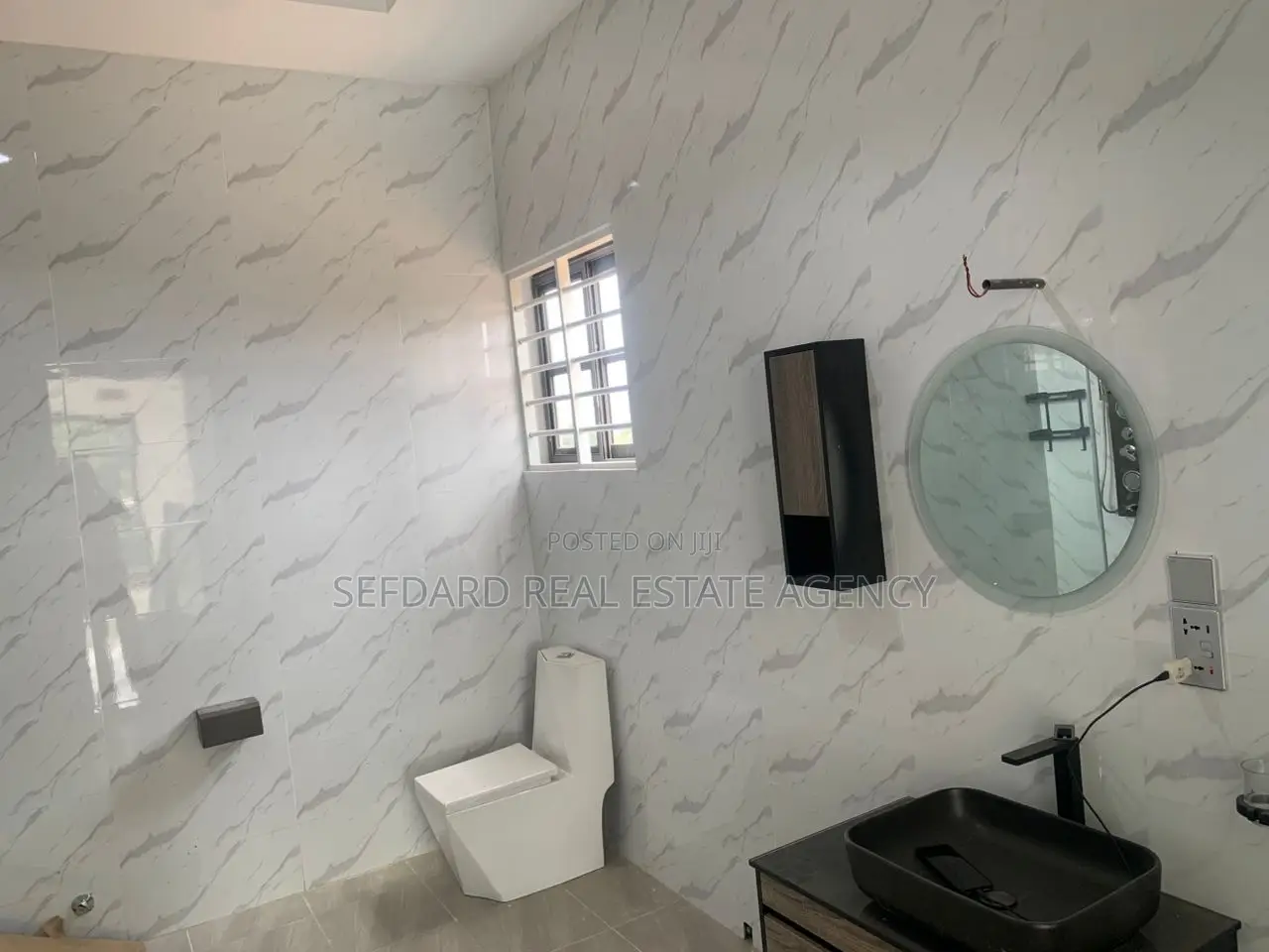5bdrm Duplex in Ashomang Estate for sale