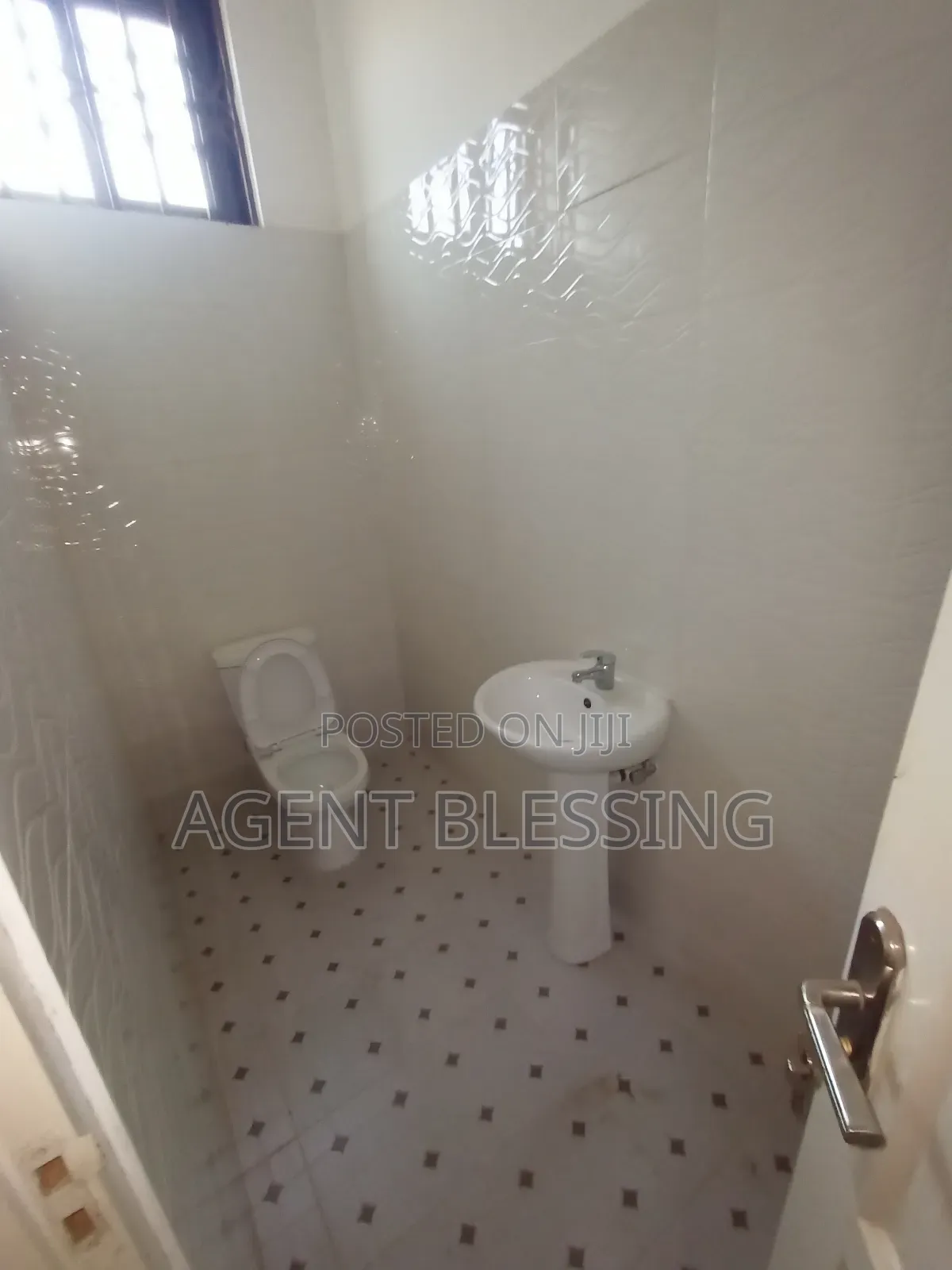 2bdrm Apartment in Afienya-Mataheko, Tema Metropolitan for rent