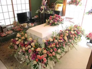 Around The Casket (Natural Artificial Flowers)