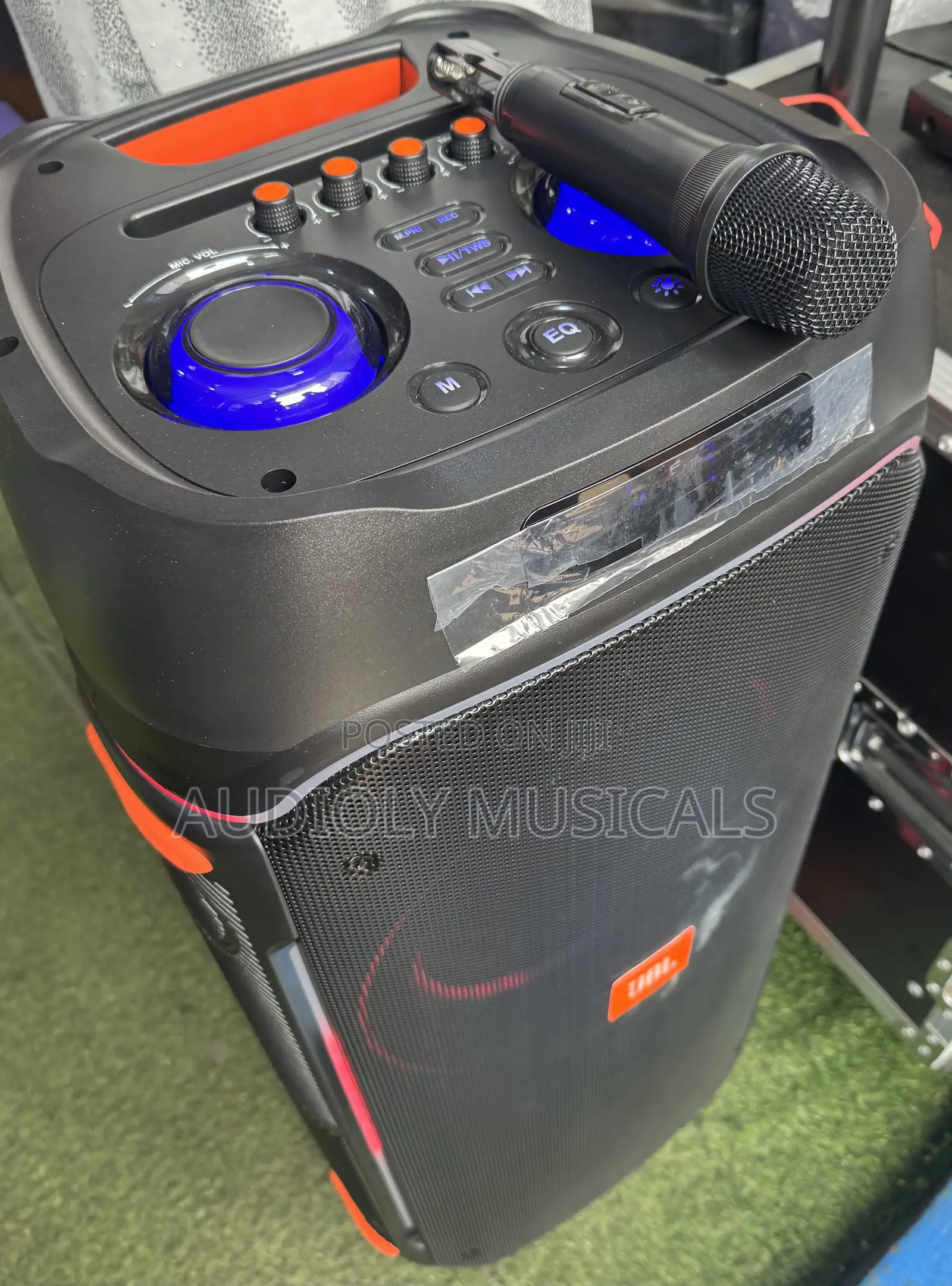 JBL Rechargeable Speaker With Two Microphones