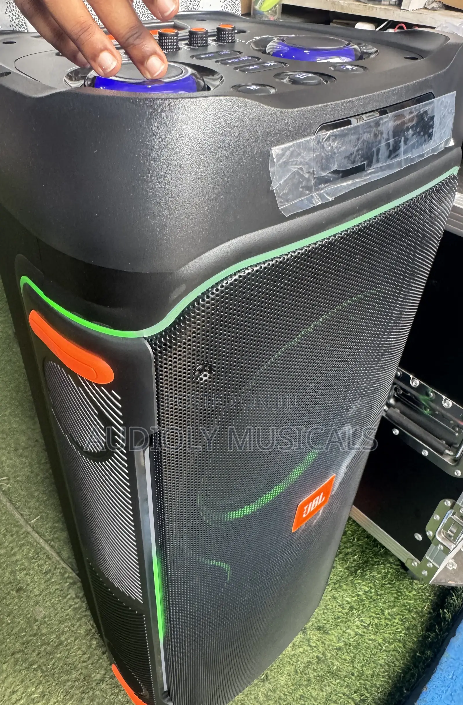 JBL Rechargeable Speaker With Two Microphones