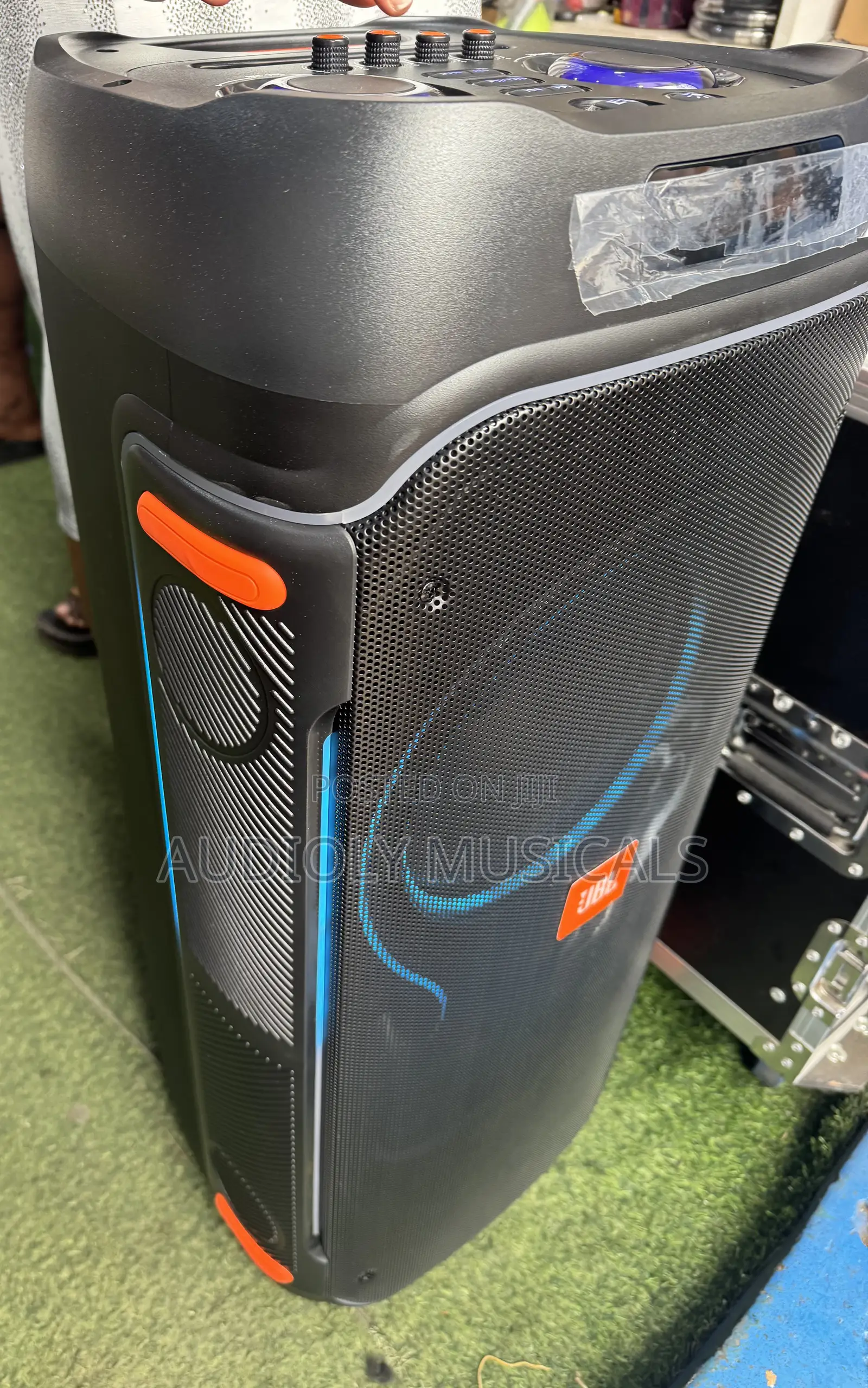 JBL Rechargeable Speaker With Two Microphones