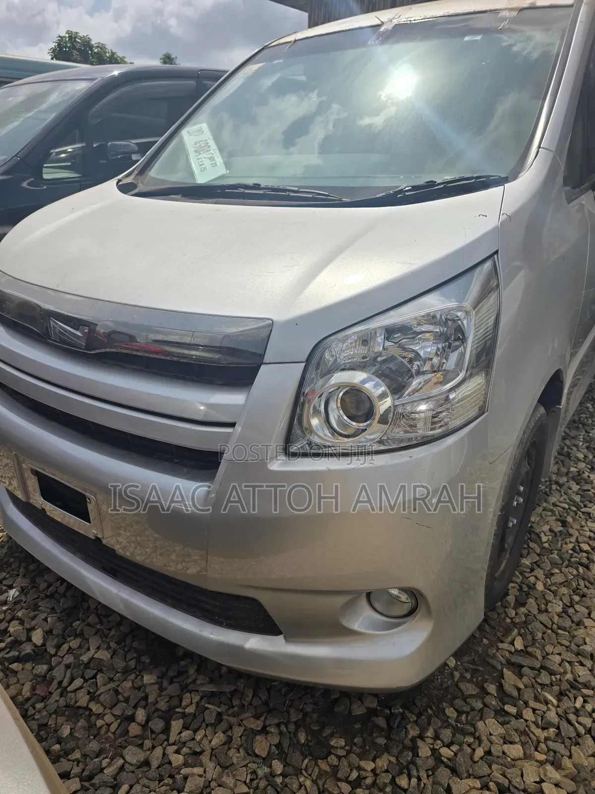 Toyota Noah 2.0 143hp AWD (8 Seater) 2013 Gray