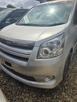 Toyota Noah 2.0 143hp AWD (8 Seater) 2013 Gray