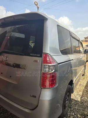 Toyota Noah 2.0 143hp AWD (8 Seater) 2013 Gray