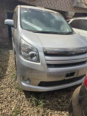Toyota Noah 2.0 143hp AWD (8 Seater) 2013 Gray