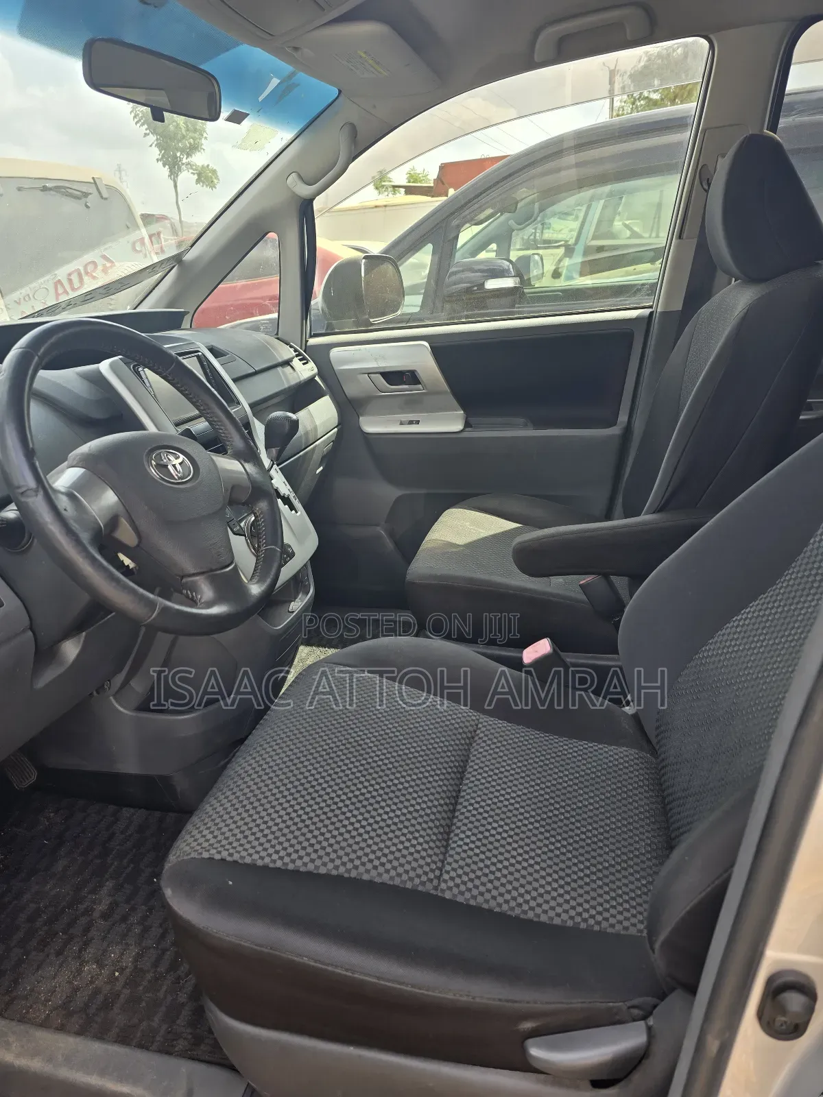 Toyota Noah 2.0 143hp AWD (8 Seater) 2013 Gray