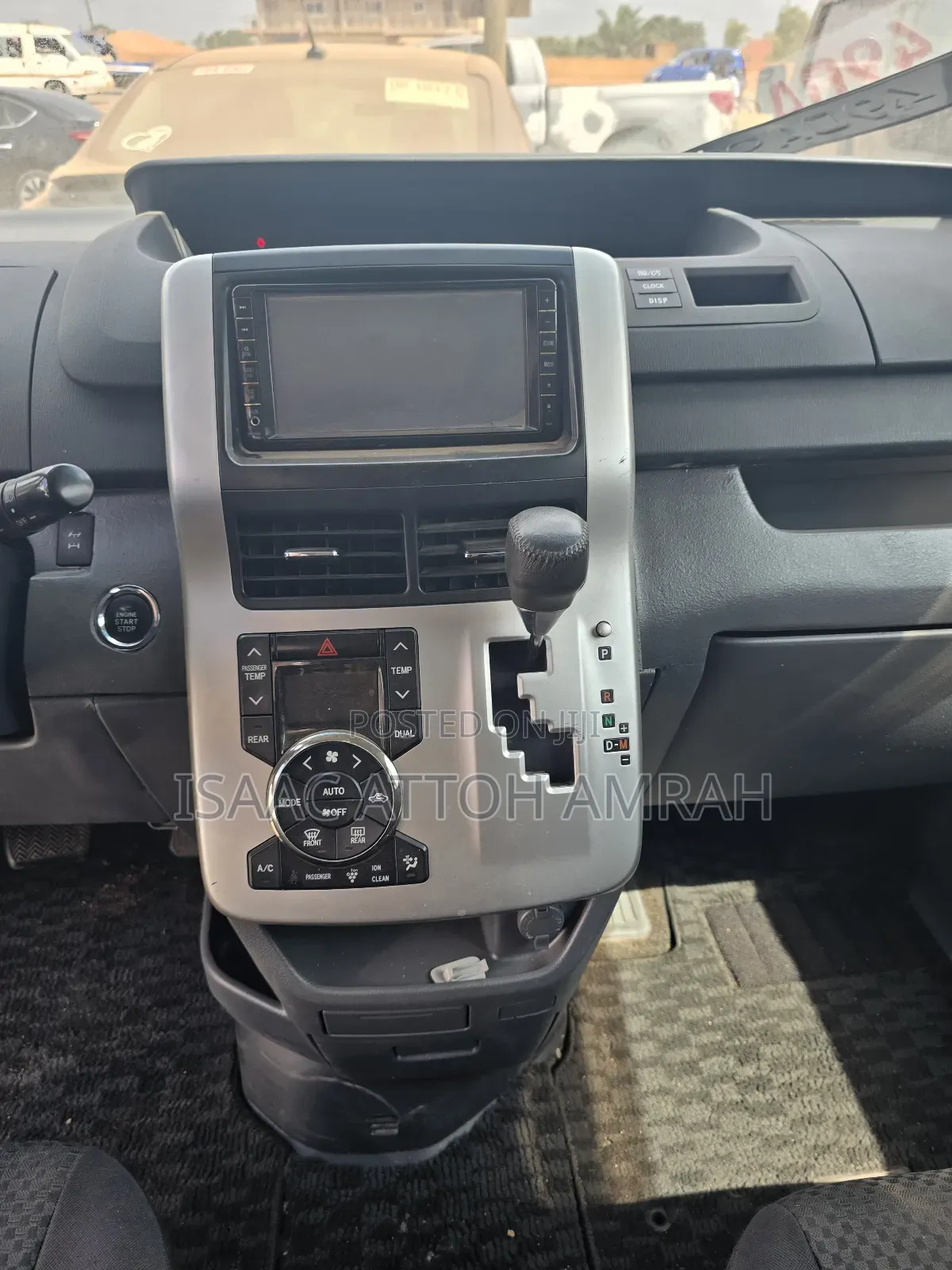 Toyota Noah 2.0 143hp AWD (8 Seater) 2013 Gray