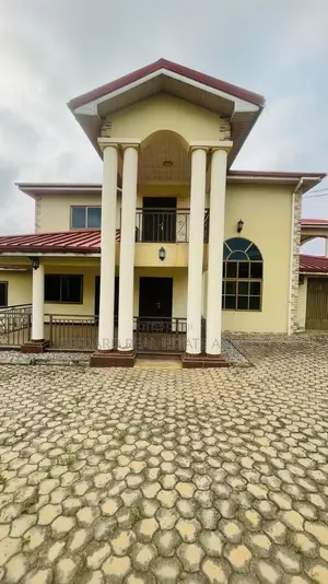 5bdrm House in Pokuase for sale