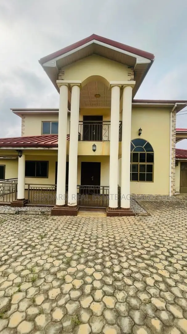 5bdrm House in Pokuase for sale