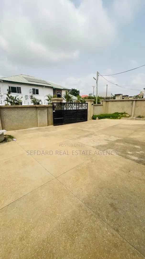 5bdrm House in Pokuase for sale