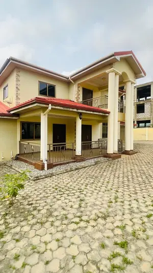 5bdrm House in Pokuase for sale