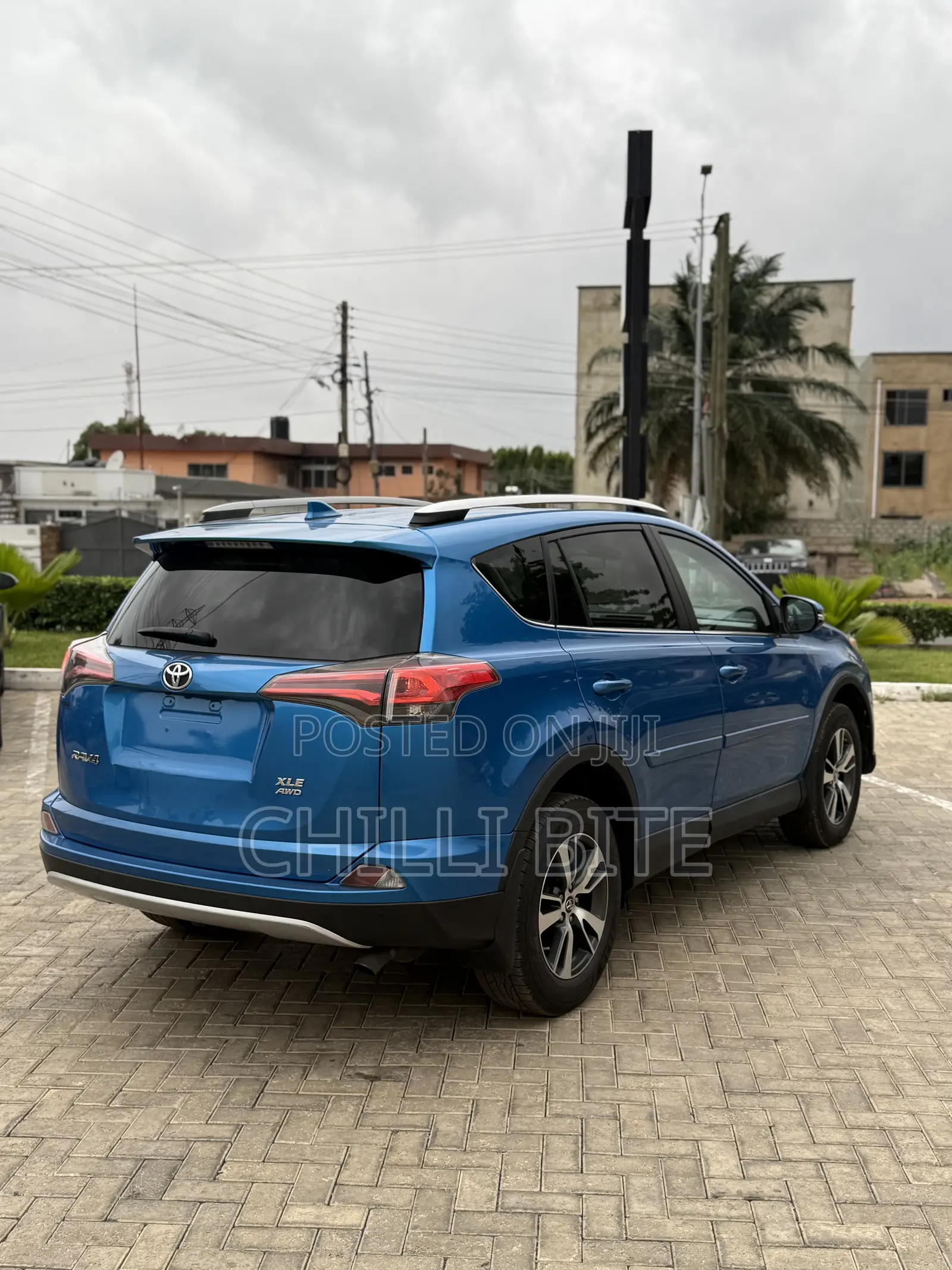 Toyota RAV4 XLE FWD (2.5L 4cyl 6A) 2017 Blue