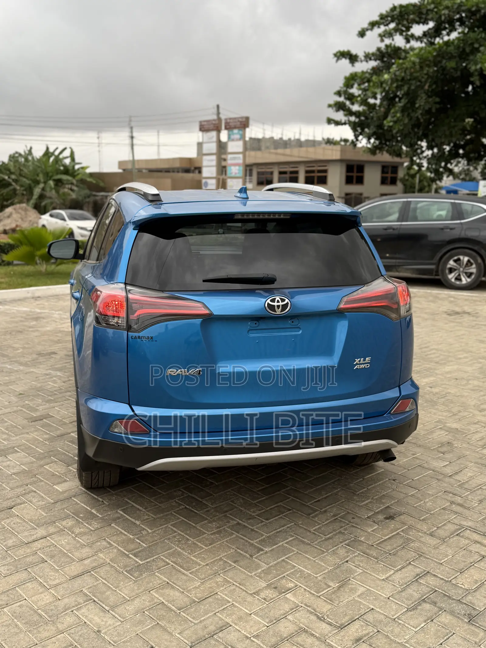 Toyota RAV4 XLE FWD (2.5L 4cyl 6A) 2017 Blue