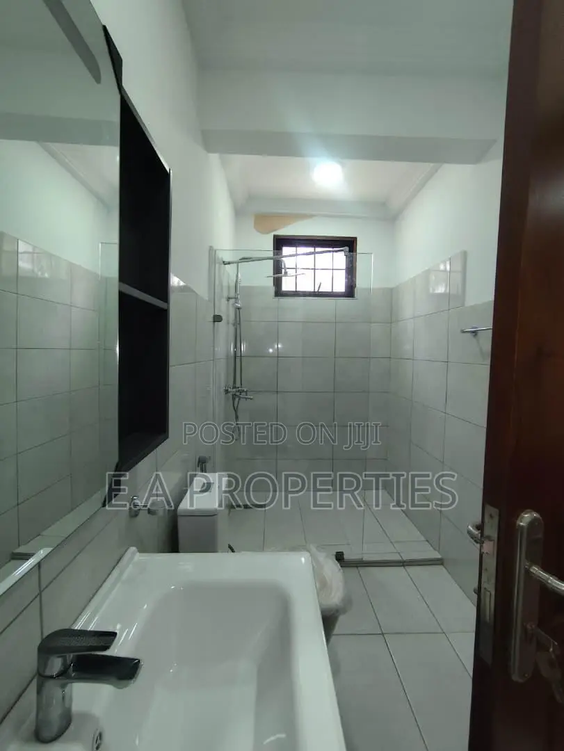 15bdrm Duplex in Ea Properties, Shopping Arcade Area for rent