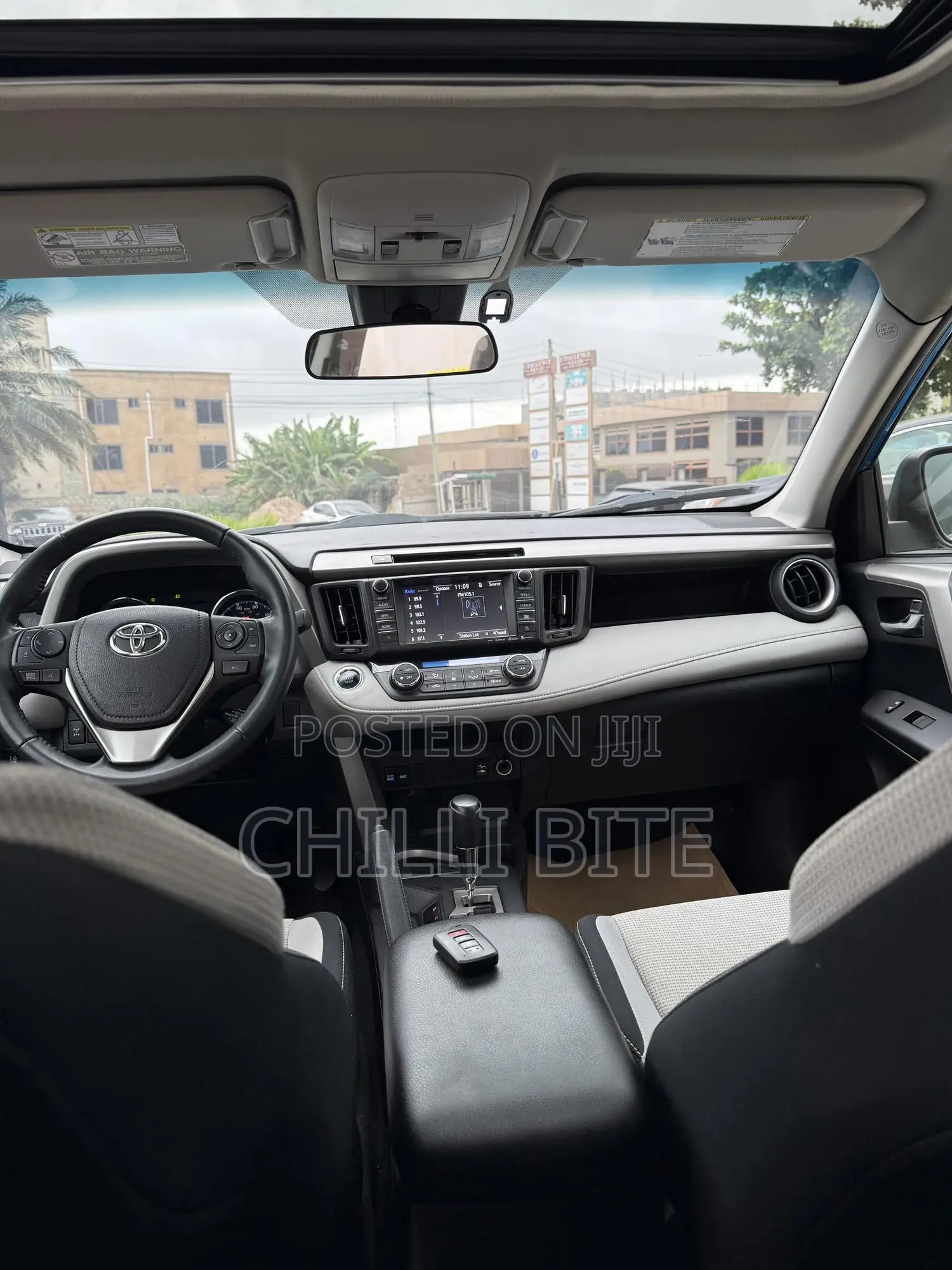 Toyota RAV4 XLE FWD (2.5L 4cyl 6A) 2017 Blue