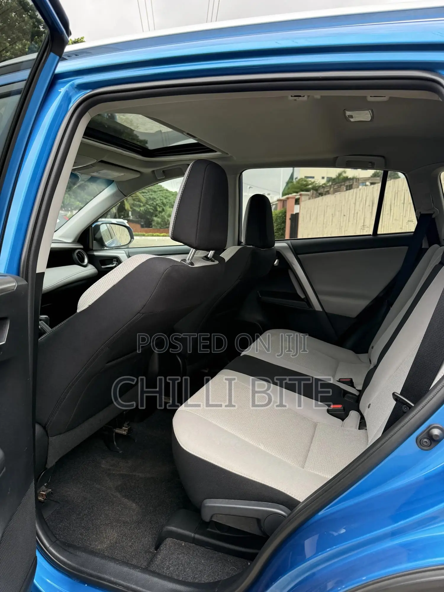 Toyota RAV4 XLE FWD (2.5L 4cyl 6A) 2017 Blue