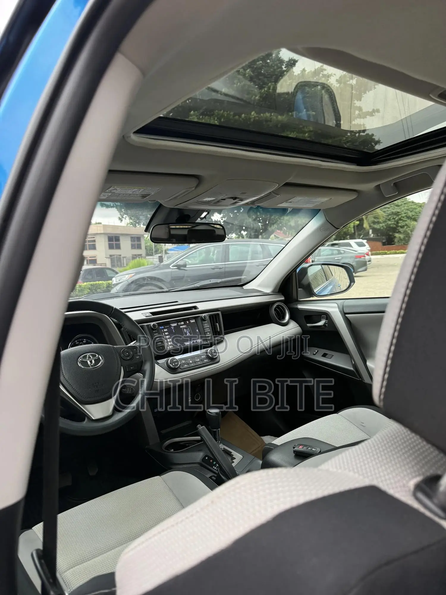 Toyota RAV4 XLE FWD (2.5L 4cyl 6A) 2017 Blue