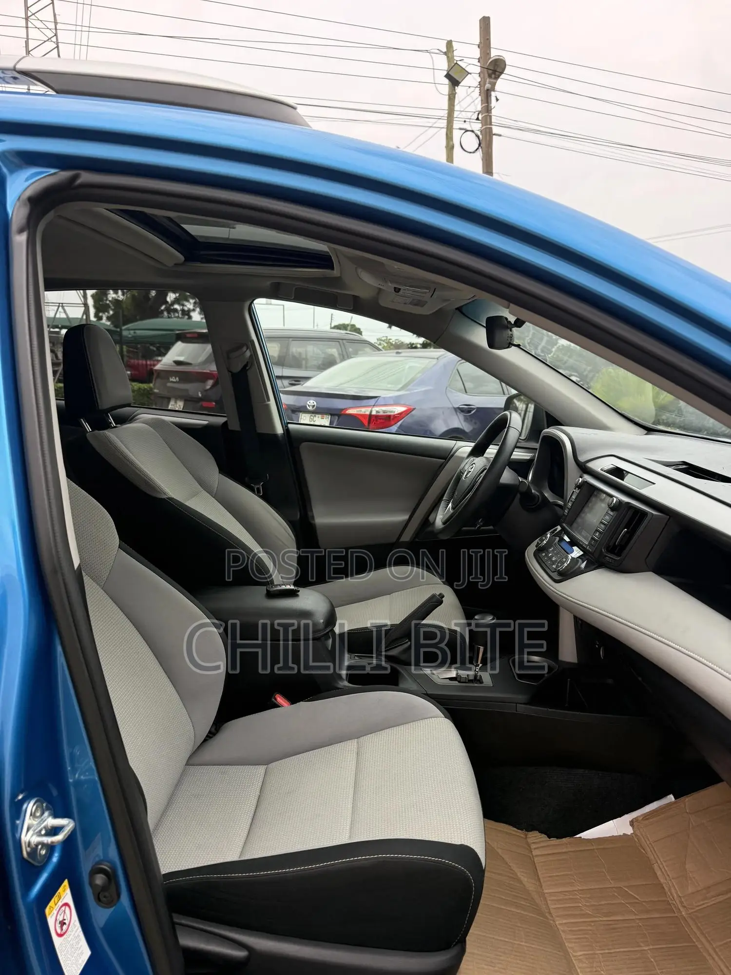 Toyota RAV4 XLE FWD (2.5L 4cyl 6A) 2017 Blue
