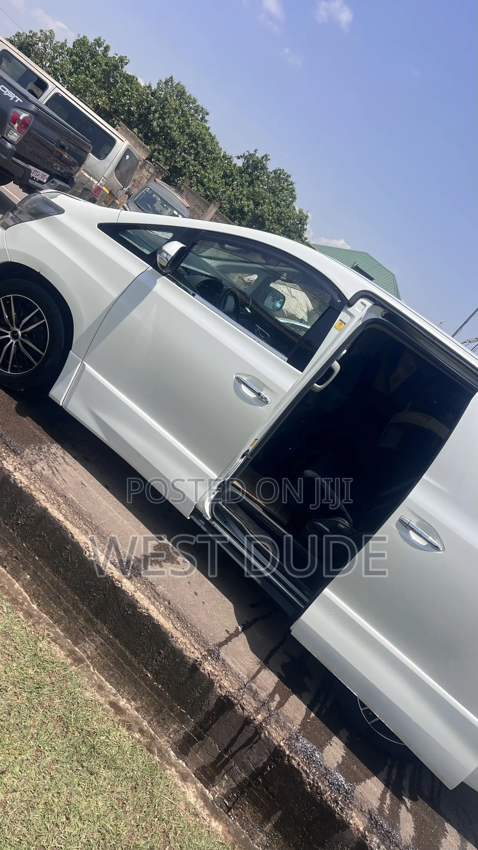 Toyota Vellfire 2011 White