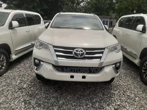 Toyota Fortuner 2.7 RWD 2017 White
