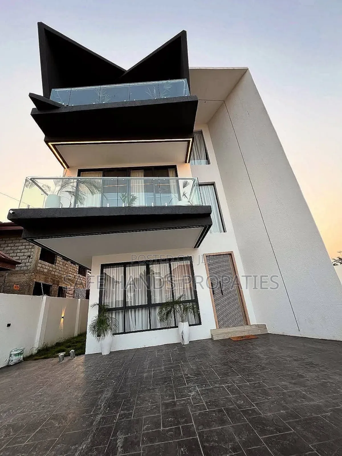 4bdrm House in Adjiringanor, Accra Metropolitan for sale