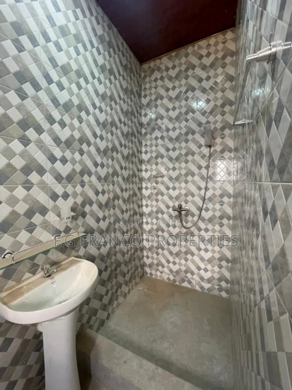 2bdrm Apartment in Kg Franco Properties, Tema Metropolitan for sale