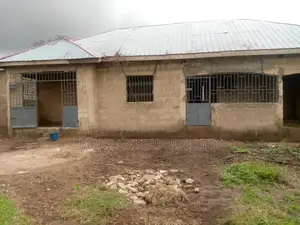 1 Chamber and Hall Self-Contained, 2 Single Room Self-Contained